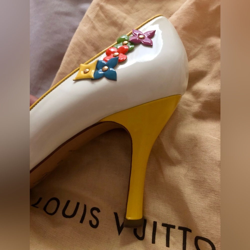 Authentic Louis Vuitton white floral heels - Picture 2 of 8
